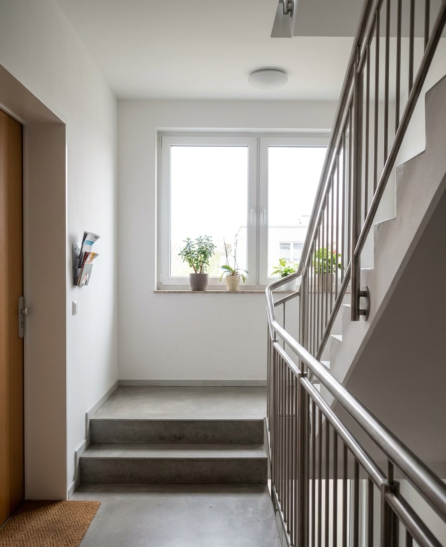 Treppenhaus vor und nach der Reinigung durch B&A Gebäudereinigung